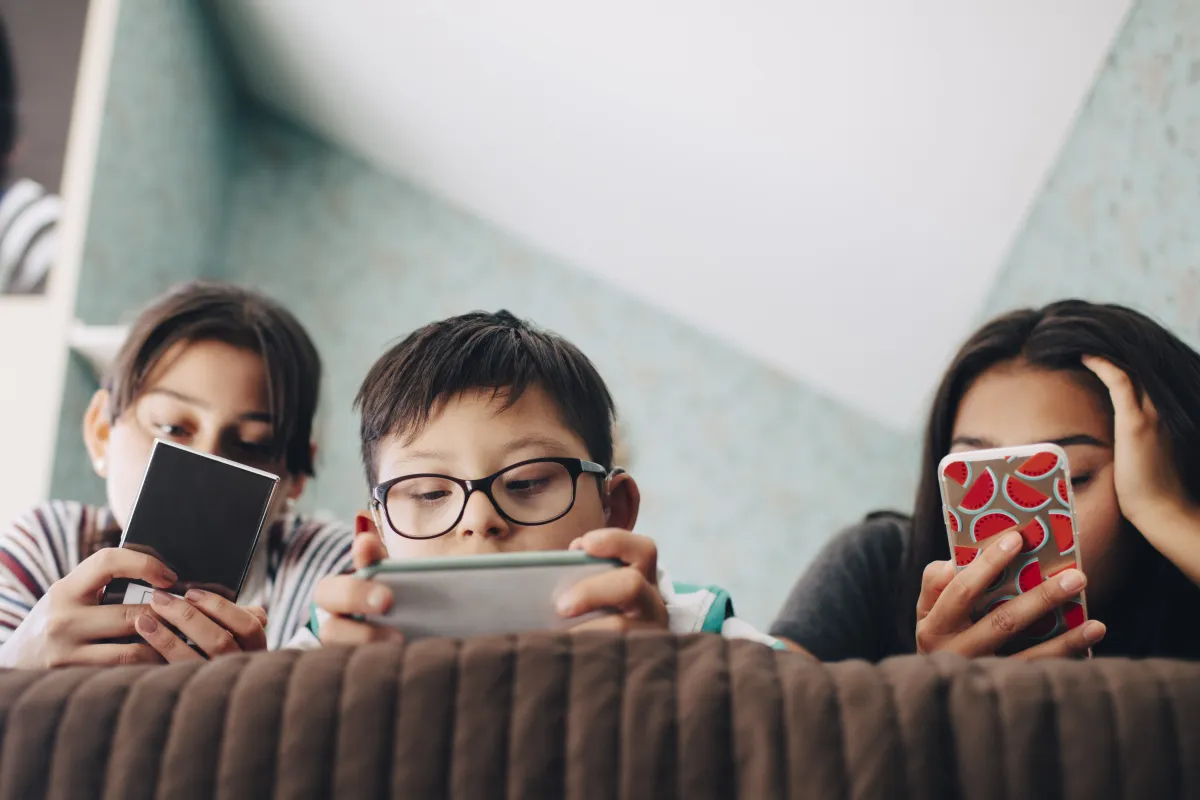 Redes sociais e crianças: avisos sobre danos à saúde podem reduzir uso